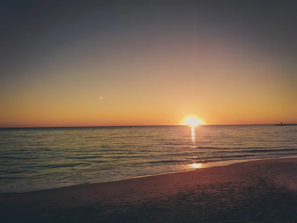 Praia vista sobre o fundo do oceano, natural ensolarado ao ar livre — Fotografia de Stock