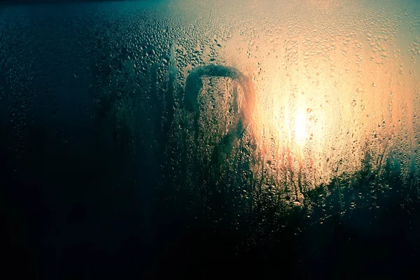 透明阳光玻璃背景下的天然冷凝液滴 — 图库照片