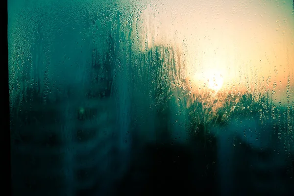 Bulanık Yoğunlaştırılmış Yağmur Damlalarına Parlayan Gökyüzüne Pencereli Binalara Yakın Çekim Stok Resim