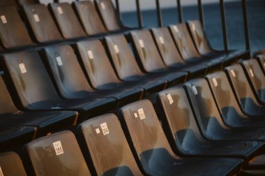 Satır boş koltukları olay arka plan soyut