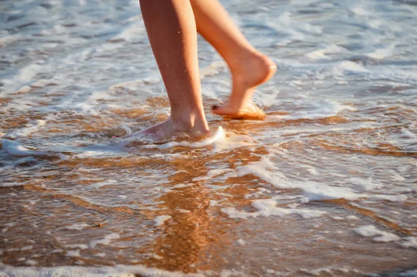 Primer Plano Las Piernas Femeninas Caminando Playa Arena Del Océano —  Fotos de Stock