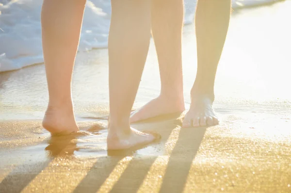 Vacaciones Pareja Cariñosa Caminando Abrazándose Besándose Playa Atardecer Dos Amantes — Foto de Stock