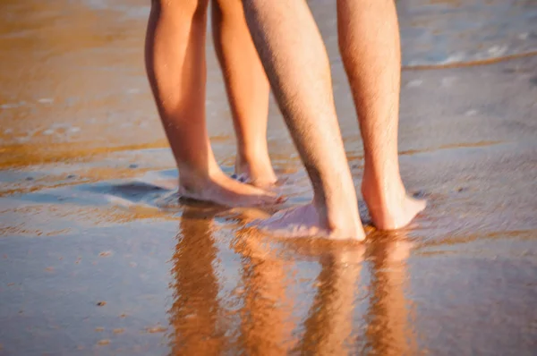 Urlaub Liebespaar Spaziert Umarmt Und Küsst Sich Strand Bei Sonnenuntergang — Stockfoto