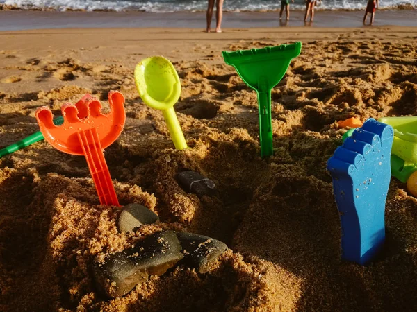 Дитячі Іграшки Піщаному Пляжі Природний Фон Свіжому Повітрі Заході Сонця — стокове фото