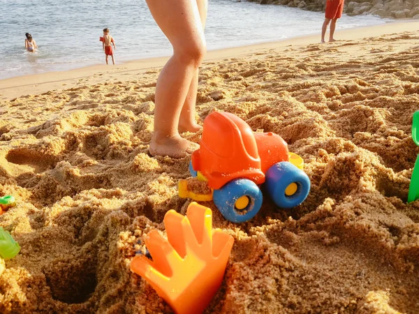 Crianças Brinquedos Praia Areia Natural Livre Fundo Pôr Sol — Fotografia de Stock