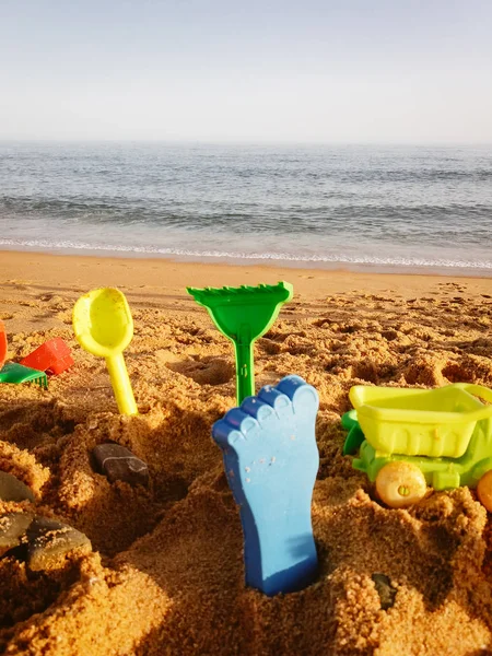 Giocattoli Bambini Sulla Spiaggia Sabbiosa Sfondo Naturale All Aperto Tramonto — Foto Stock