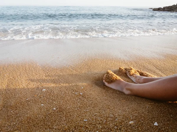 Närbild Topp Visa Mänskliga Fötter Natural Ocean Sandy Beach Vacation — Stockfoto