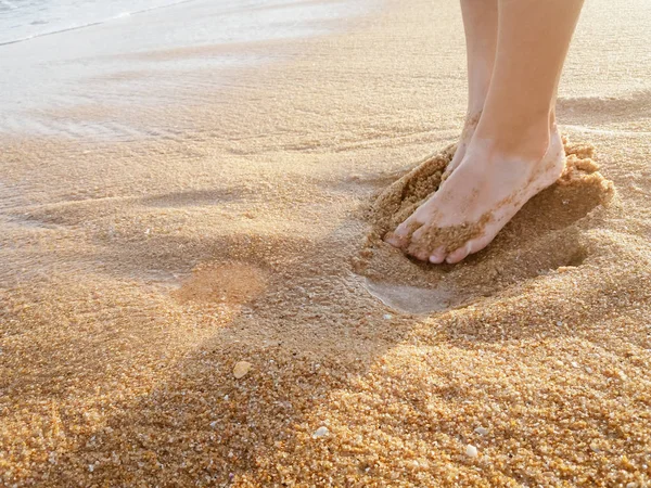 Close Top View Menselijke Voeten Natuurlijke Oceaan Zandstrand Vakantie Lifestyle — Stockfoto