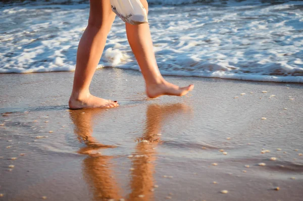 Closeup Female Legs Walking Ocean Sandy Beach Natural Outdoors Background — Stock Photo, Image