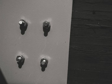 Vida ve somunlar, endüstriyel grungy arka plan ile metal plaka doku yakın detay