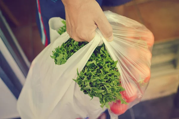 Människans Handhållna Bonde Marknadspåse Med Naturliga Grönsaker Kopiera Utrymme Hälsosam — Stockfoto