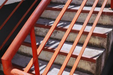 Gri beton duvar binasının arka planında merdiven yapısı detayı