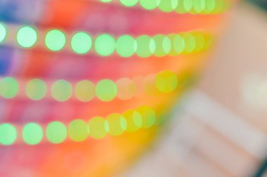 Elektrik LED çelenklerinden gelen Bokeh renkli parlak ışık, soyut ünlü olay veya açık arkaplan