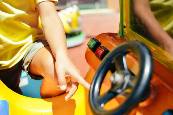 Primo Piano Sul Volante Della Macchina Bambini Sullo Sfondo Del — Foto Stock