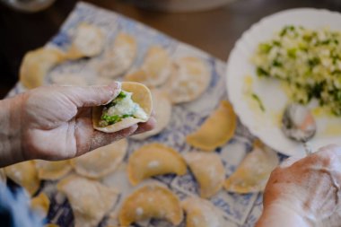 Mutfak masasının arka planında geleneksel hamur tatlısı yapmanın yakın görüntüsü