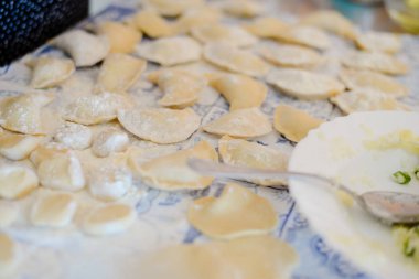 Mutfak masasının arka planında geleneksel hamur tatlısı yapmanın yakın görüntüsü