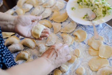 Mutfak masasının arka planında geleneksel hamur tatlısı yapmanın yakın görüntüsü