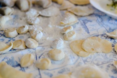 Mutfak masasının arka planında geleneksel hamur tatlısı yapmanın yakın görüntüsü