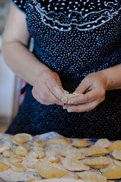Mutfak masasının arka planında geleneksel hamur tatlısı yapmanın yakın görüntüsü