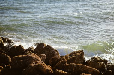 Parlak, güzel deniz manzarası. Doğanın bileşimi, seyahat tatili ve güneşli arka plan