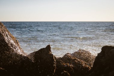 Parlak, güzel deniz manzarası. Doğanın bileşimi, seyahat tatili ve güneşli arka plan