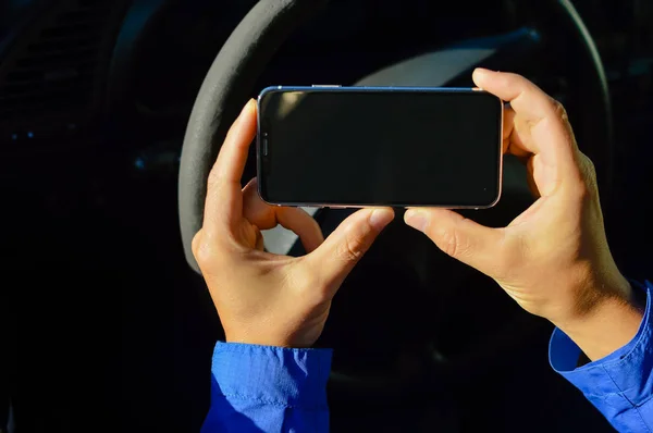ドライバー使用携帯電話通信技術バック グラウンドをモックのクローズ アップ。自動車輸送業界スマート フォン表示 copyspace — ストック写真
