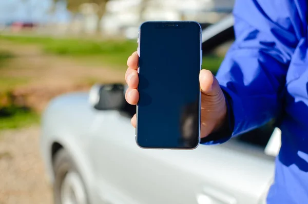 Close up on driver use telefone celular para a tecnologia de comunicação simular fundo. Indústria de transporte automóvel smartphone display copyspace — Fotografia de Stock