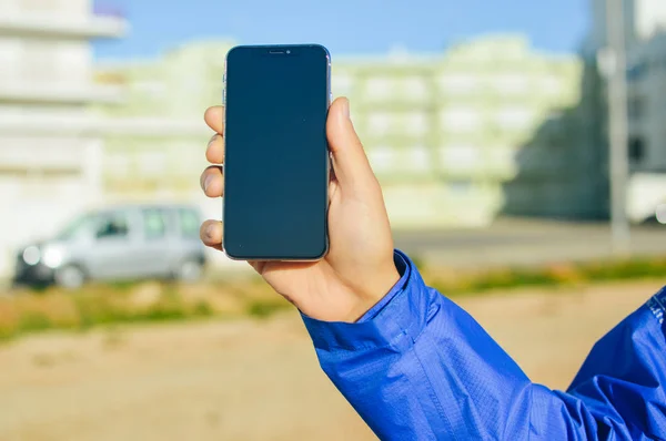 Close-up op stuurprogramma gebruik mobiele telefoon voor communicatietechnologie mock up achtergrond. Auto transport industrie smartphone weergave copyspace — Stockfoto