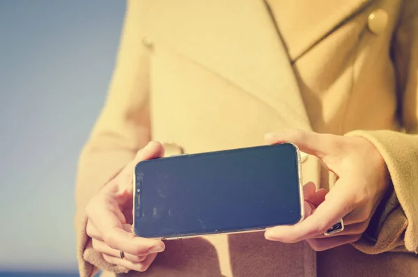 Close Weergave Van Houder Met Behulp Van Mobiele Slimme Telefoon — Stockfoto