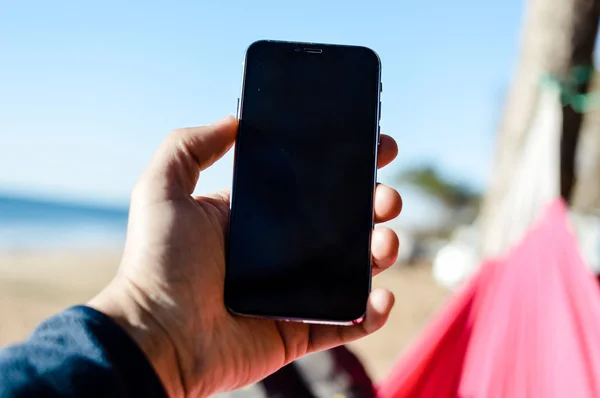 Wyświetlić Zbliżenie Osobę Posiadającą Przy Użyciu Mobilnych Inteligentny Telefon Słoneczny — Zdjęcie stockowe