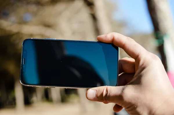 Wyświetlić Zbliżenie Osobę Posiadającą Przy Użyciu Mobilnych Inteligentny Telefon Słoneczny — Zdjęcie stockowe