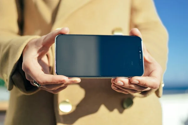 Close Persoon Die Het Gebruik Van Mobiele Telefoon Zonnige Dag — Stockfoto