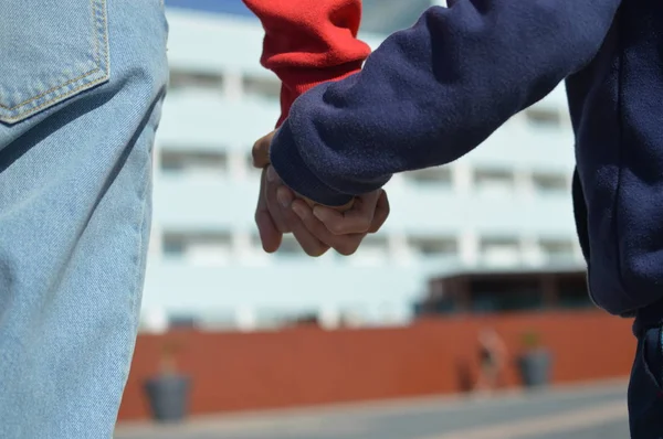 在建筑物前 儿童和成年人的手在室外握手 — 图库照片
