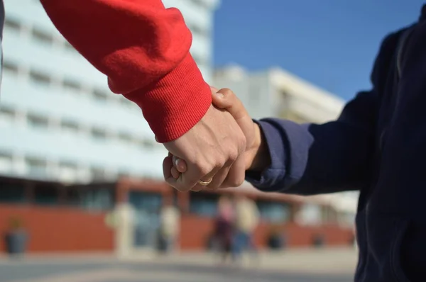 Kind Volwassene Hand Schudden Buiten Voor Een Gebouw — Stockfoto