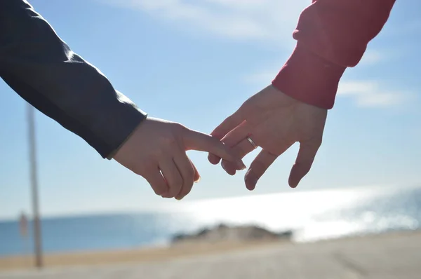 Friends Girls Holding Hands Seaview Infront — Stock Photo, Image