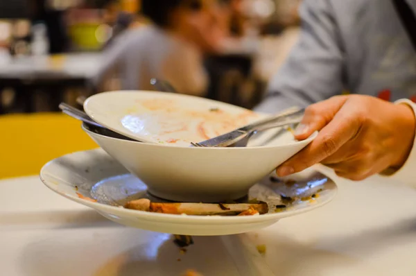 Närbild Handen Man Med Smutsig Disk Och Porslin Färdiga Middagsbordet — Stockfoto