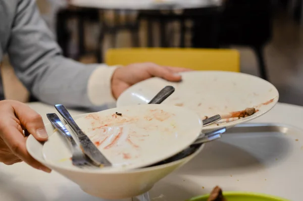 Cerca Mano Hombre Que Lleva Platos Sucios Vajilla Fondo Mesa —  Fotos de Stock