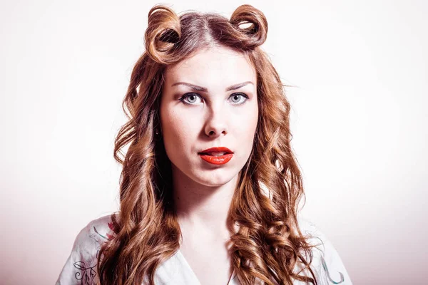 Sevimli sarışın ellili zafer rulo saç modeli ile kız — Stok fotoğraf