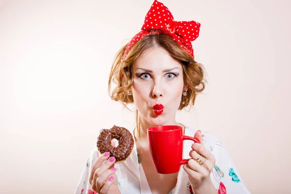 Nahaufnahme Porträt von Pinup-Mädchen schöne blonde junge Frau mit ausgezeichneten Zahnpflege Zähne Spaß beim Essen Donut und Kaffee trinken Blick in die Kamera auf weißem Hintergrund — Stockfoto