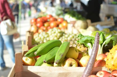 Taze üzüm ve ananas bakkal süpermarket tarih. Meyve sezon. Vitamin ve sağlık