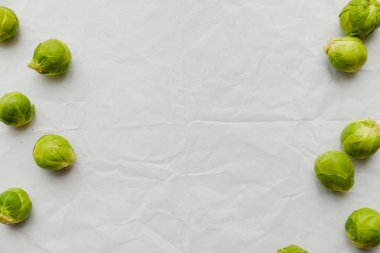 Brüksel lahanası sebze masa lambası arka plan üzerinde yeşil. Düz yukarıya üstten görünüm boşaltmak çizmek yakın yatıyordu. Sağlık gıda yaşam tarzı