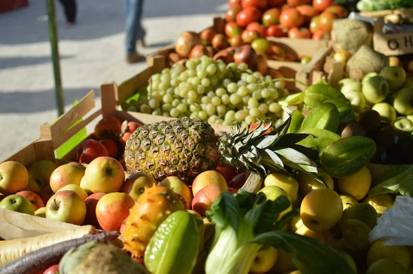 Färska druvor och ananas på mataffären i snabbköpet. Frukt säsong. Vitaminer och hälsa — Stockfoto