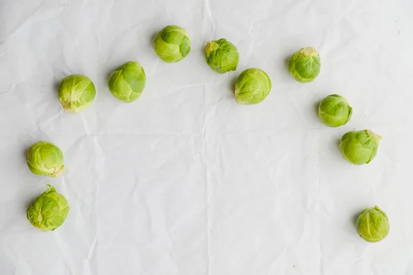 Spruiten groene groenten op Lichttafel achtergrond. Flat lag close-up bovenaanzicht copyspace ontwerp. Health food levensstijl — Stockfoto