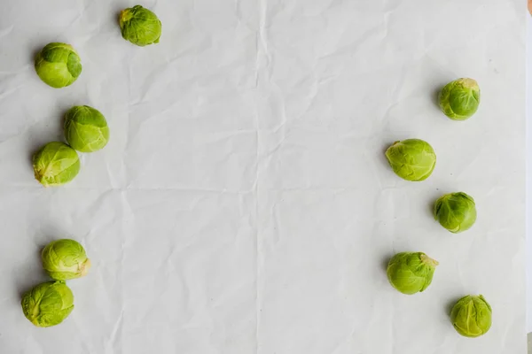 Spruiten groene groenten op Lichttafel achtergrond. Flat lag close-up bovenaanzicht copyspace ontwerp. Health food levensstijl — Stockfoto