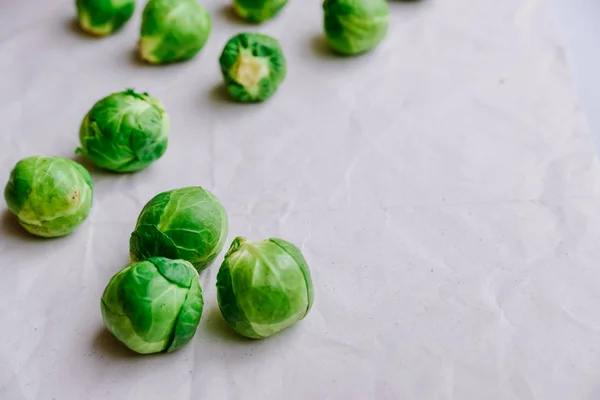 Un mucchio di cavoletti di Bruxelles su sfondo bianco — Foto Stock