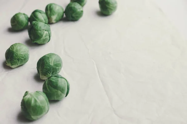 Spruiten groene groenten op Lichttafel achtergrond. Flat lag close-up bovenaanzicht copyspace ontwerp. Health food levensstijl — Stockfoto