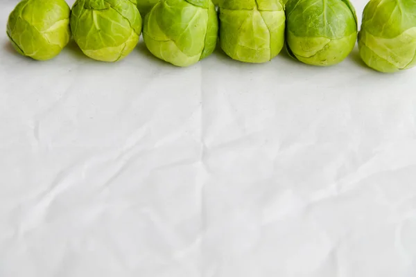 Brüksel lahanası sebze masa lambası arka plan üzerinde yeşil. Düz yukarıya üstten görünüm boşaltmak çizmek yakın yatıyordu. Sağlık gıda yaşam tarzı — Stok fotoğraf