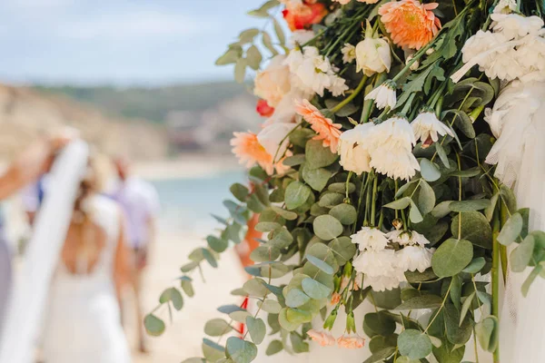 Lieu de mariage à la plage, installation de mariage, cabane, arche, belvédère décoré de fleurs, installation de mariage à la plage — Photo