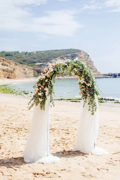 Location per matrimoni in spiaggia, allestimento matrimoni, cabina, arco, gazebo decorato con fiori, allestimento matrimoni in spiaggia — Foto Stock