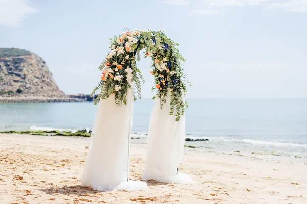 Strand bruiloft locatie, bruiloft setup, cabana, boog, prieel versierd met bloemen, strand bruiloft setup — Stockfoto
